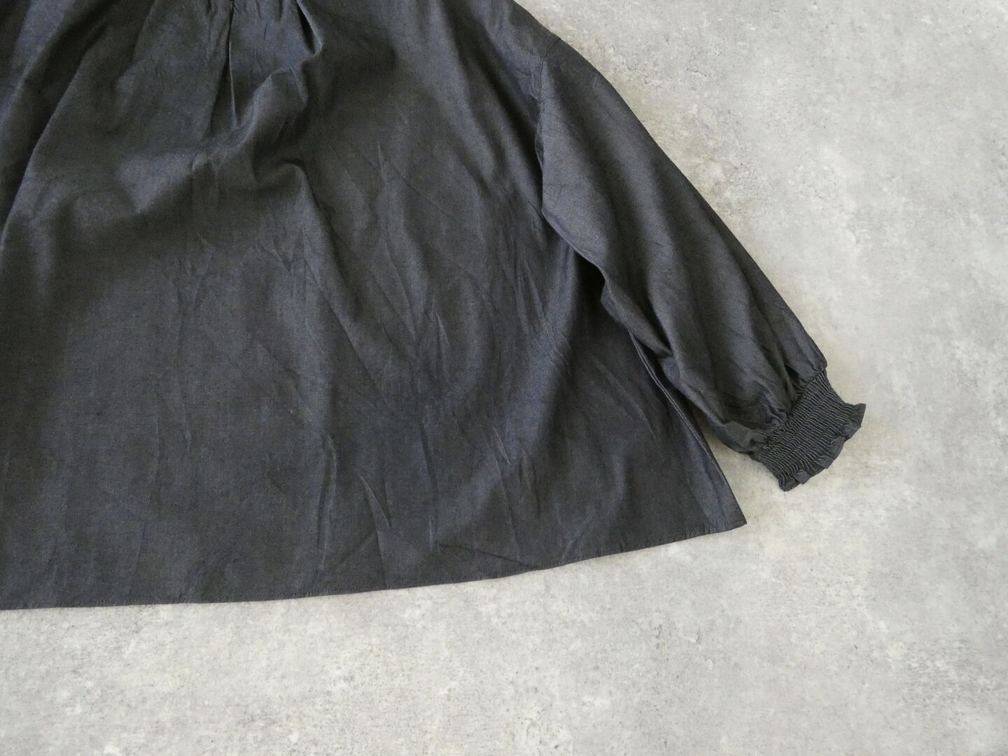 UNIVERSAL TISSU(ユニヴァーサル ティシュ) 5.4ozデニムモックネックシャーリングブラウスの商品画像30