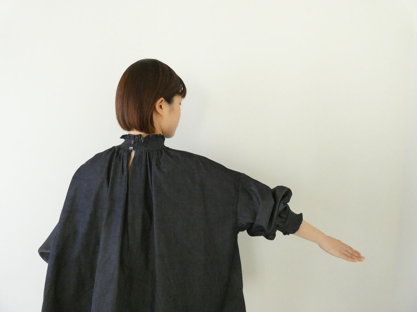 UNIVERSAL TISSU(ユニヴァーサル ティシュ) 5.4ozデニムモックネックシャーリングブラウスの商品画像6