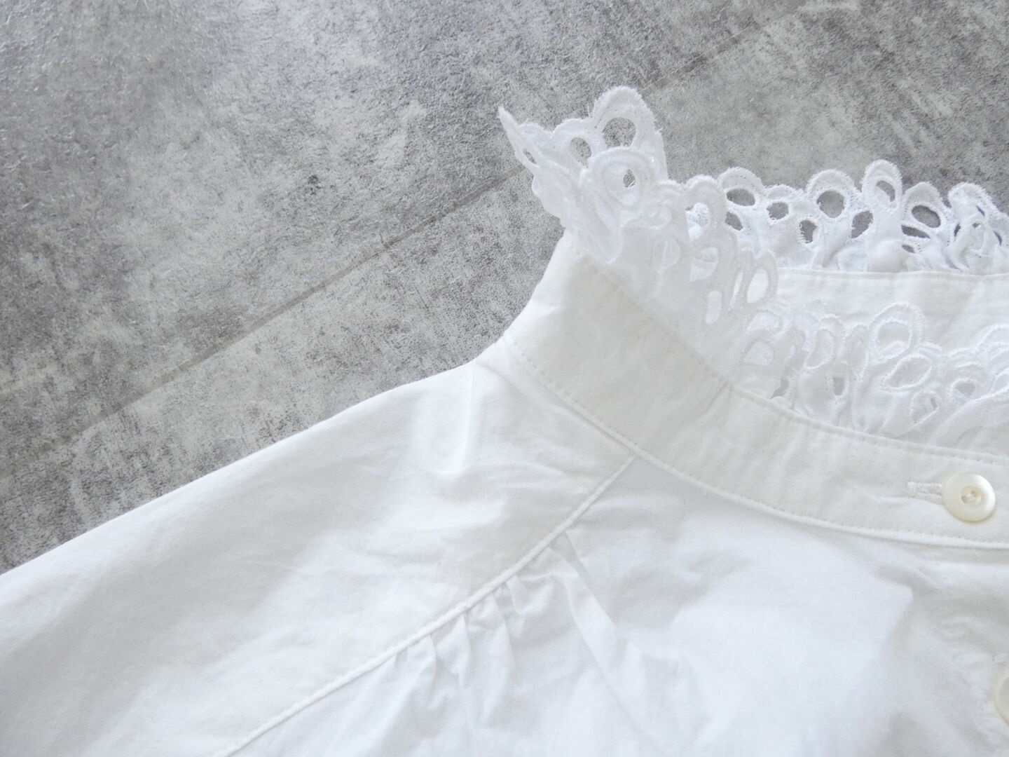 ina(イナ) 高密度タイプライター袖衿レース使いブラウスの商品画像17