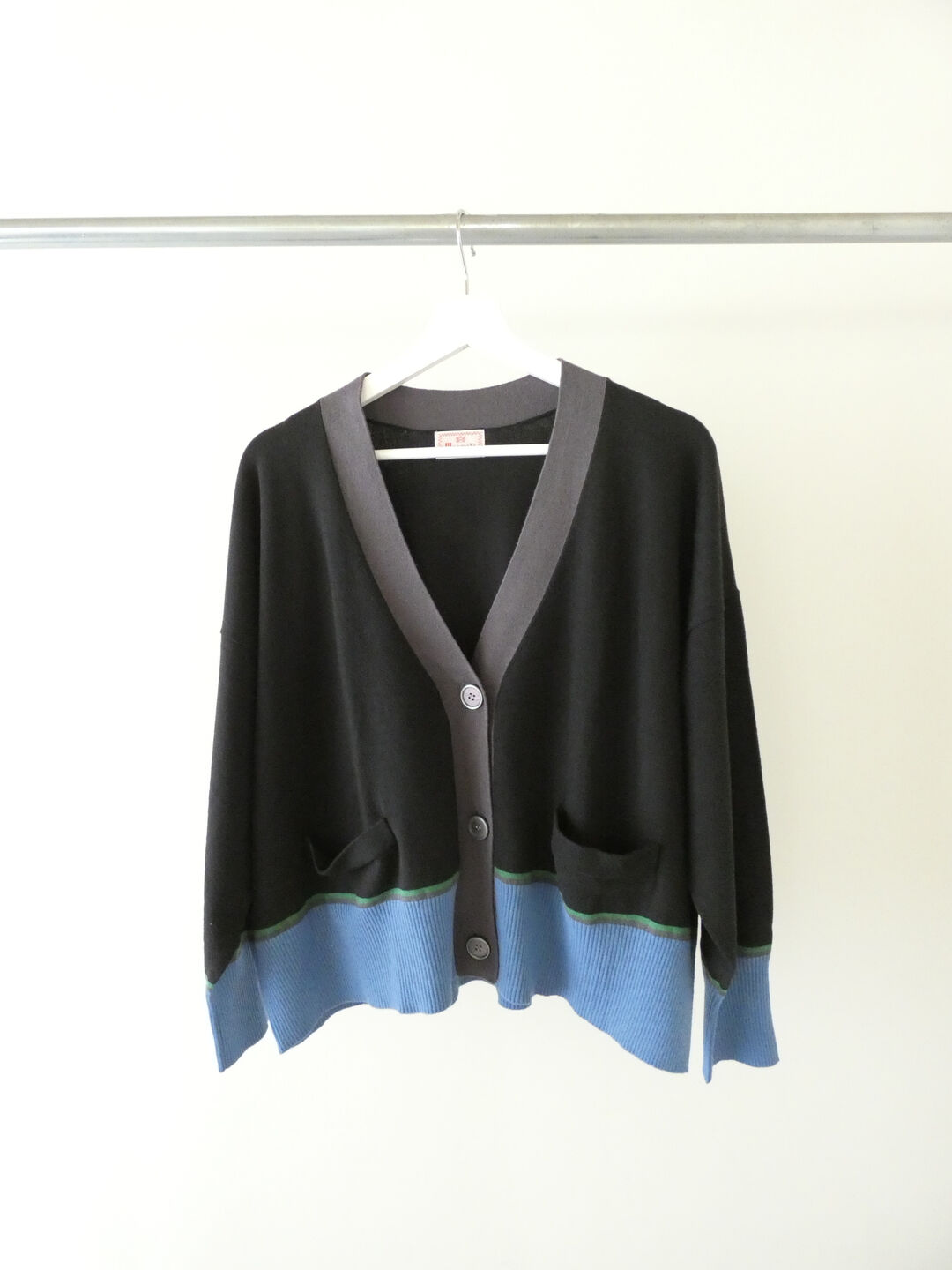 mao made(マオメイド) カバーリングヤーン配色ライン入りワイドVネックカーディガンの商品画像11