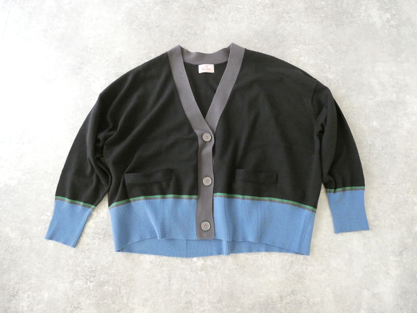 mao made(マオメイド) カバーリングヤーン配色ライン入りワイドVネックカーディガンの商品画像3
