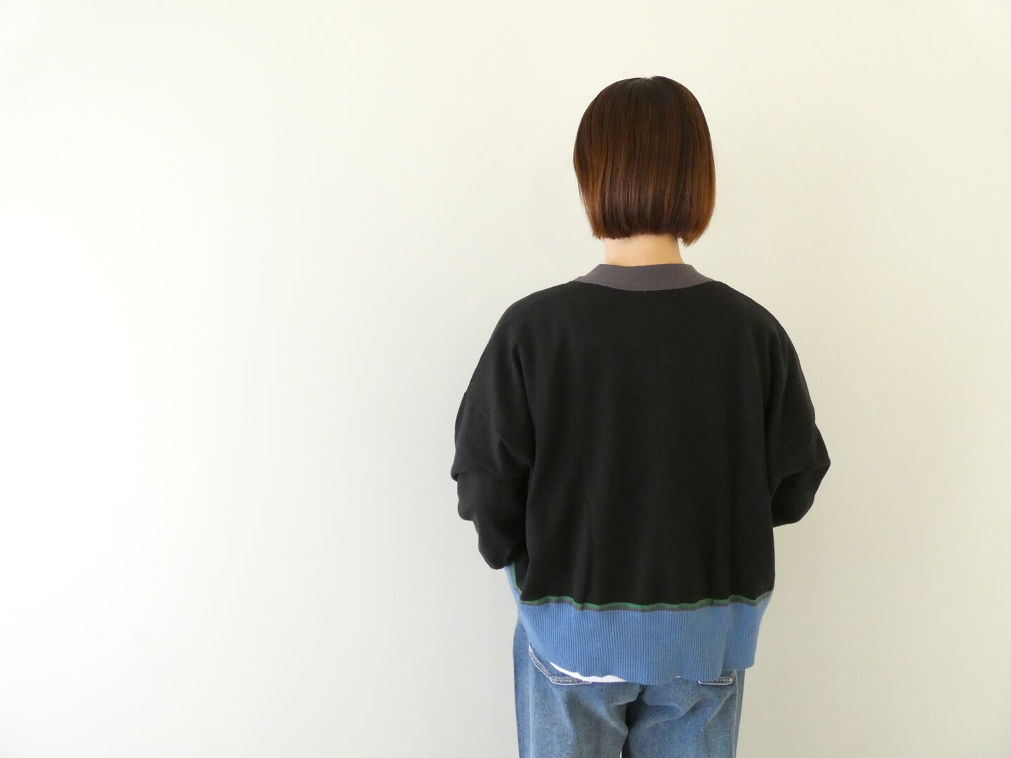 mao made(マオメイド) カバーリングヤーン配色ライン入りワイドVネックカーディガンの商品画像4