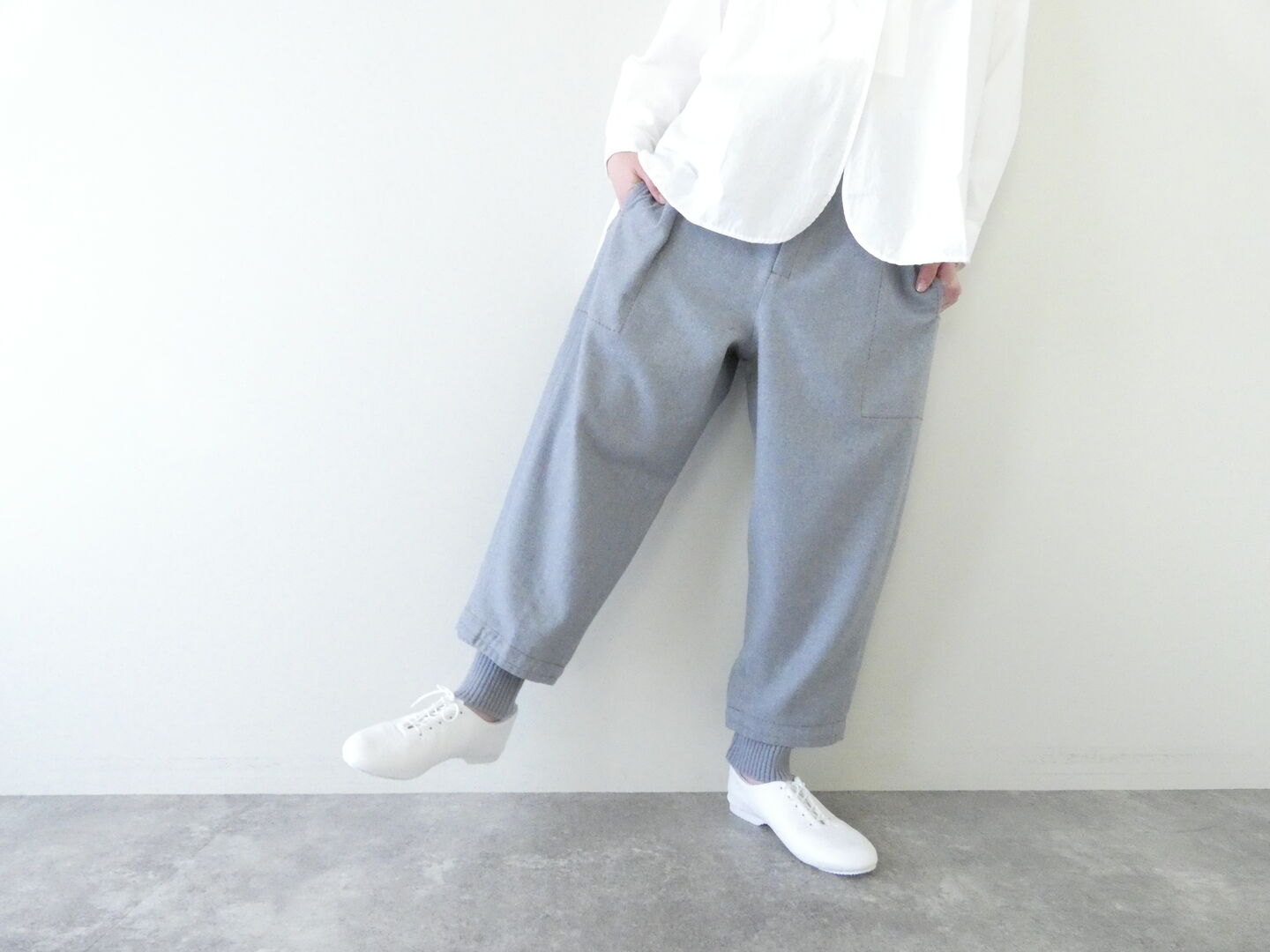 homspun(ホームスパン) パウダーフラノ裾リブパンツの商品画像1