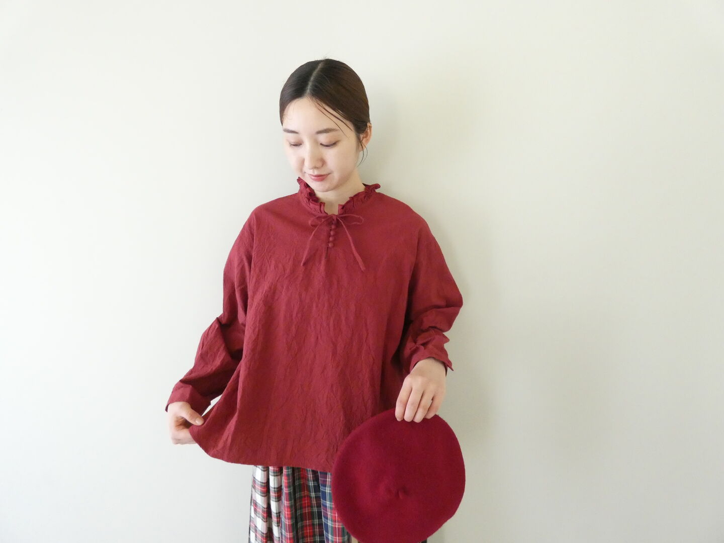 ina(イナ) シーチングハンドワッシャー襟紐付きくるみ釦ブラウスの商品画像1