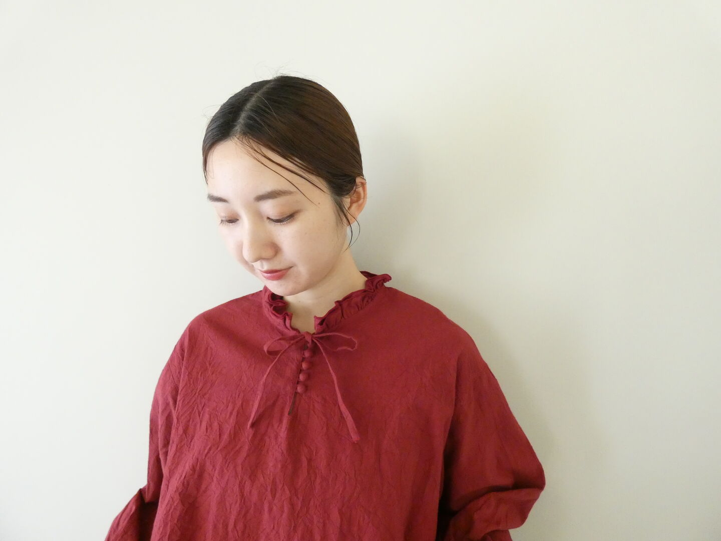 ina(イナ) シーチングハンドワッシャー襟紐付きくるみ釦ブラウスの商品画像2