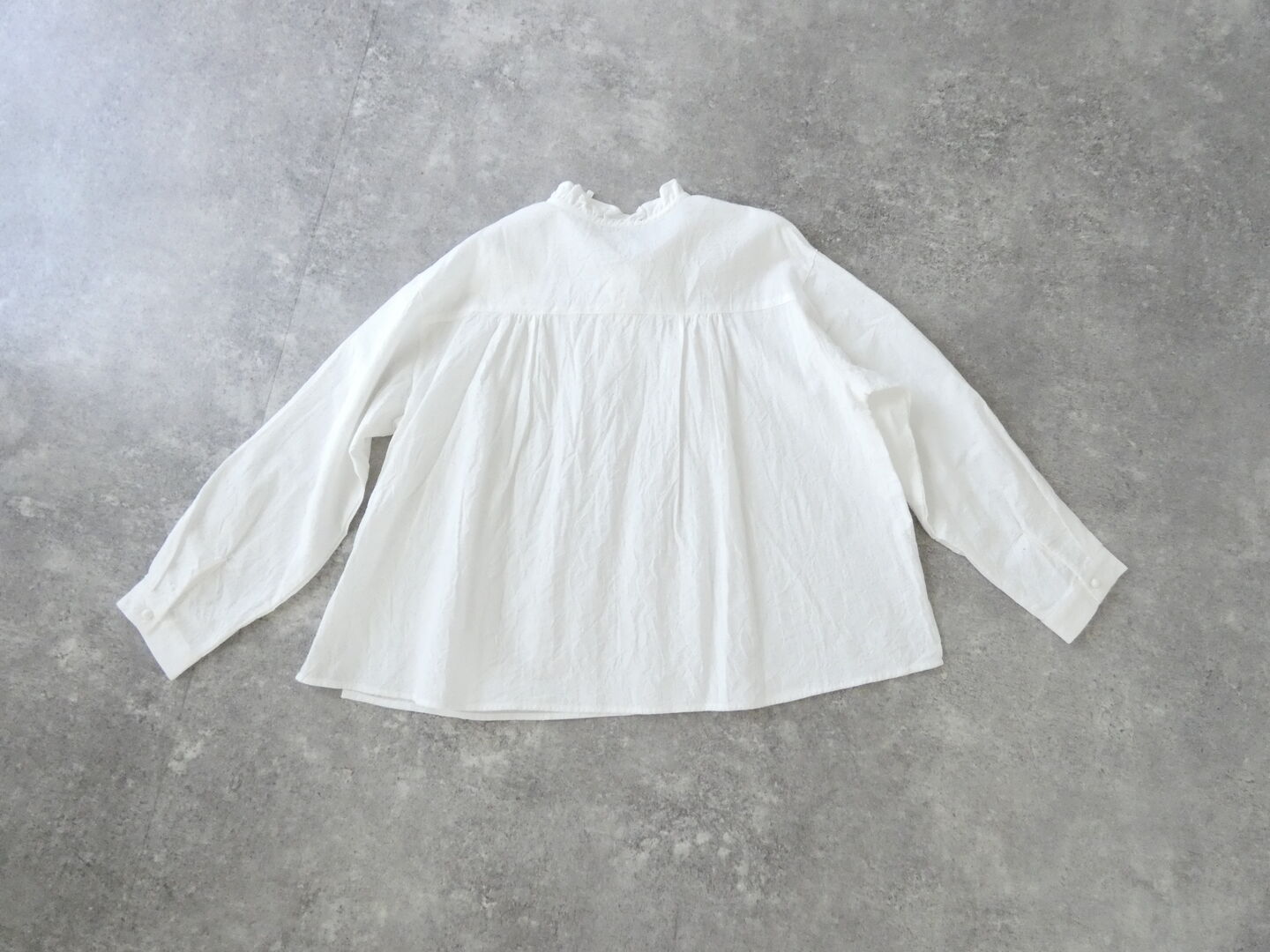ina(イナ) シーチングハンドワッシャー襟紐付きくるみ釦ブラウスの商品画像29