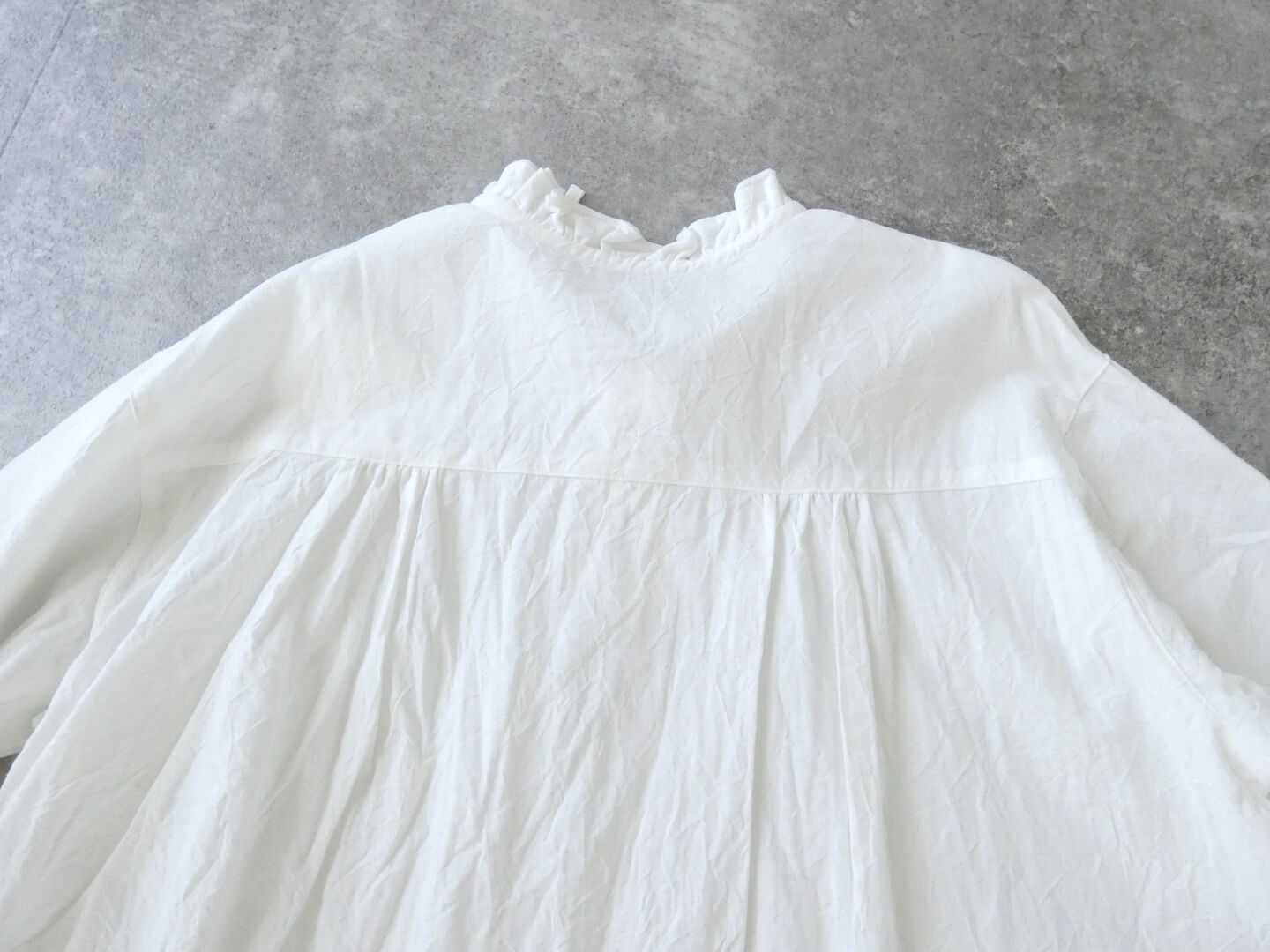 ina(イナ) シーチングハンドワッシャー襟紐付きくるみ釦ブラウスの商品画像35