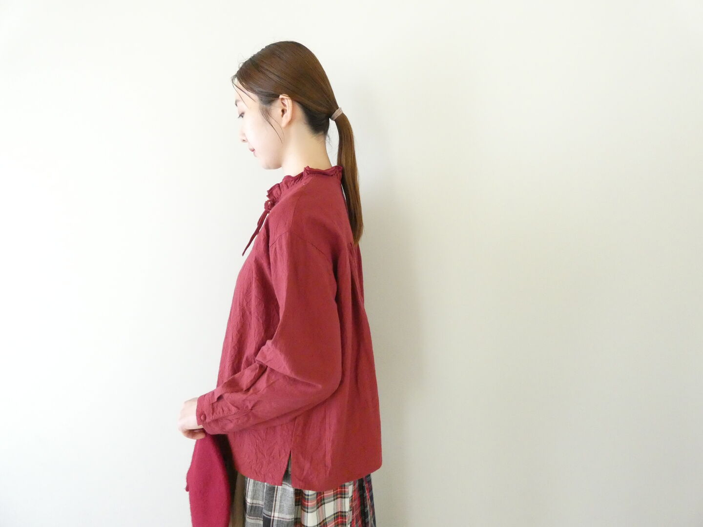 ina(イナ) シーチングハンドワッシャー襟紐付きくるみ釦ブラウスの商品画像5
