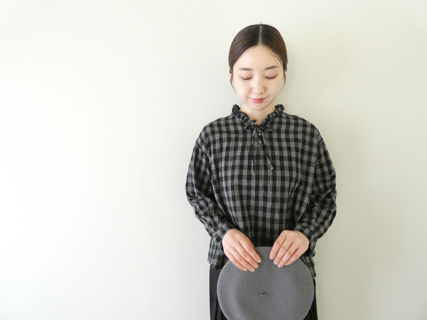 ina(イナ) 綿麻先染ギンガムチェック衿紐付きくるみ釦ブラウスの商品画像1