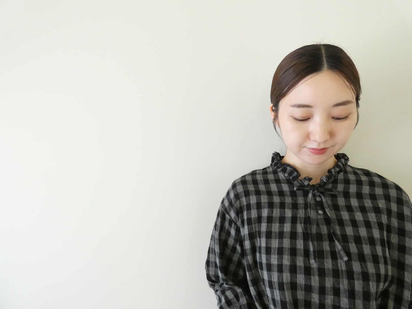 ina(イナ) 綿麻先染ギンガムチェック衿紐付きくるみ釦ブラウスの商品画像2