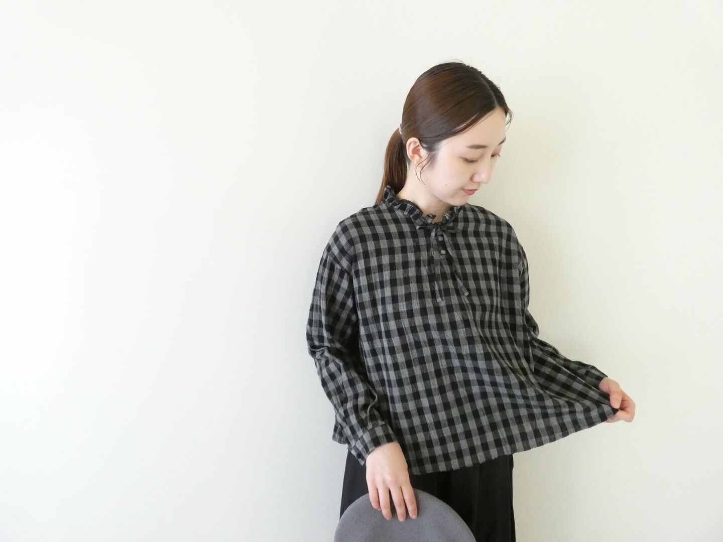 ina(イナ) 綿麻先染ギンガムチェック衿紐付きくるみ釦ブラウスの商品画像4