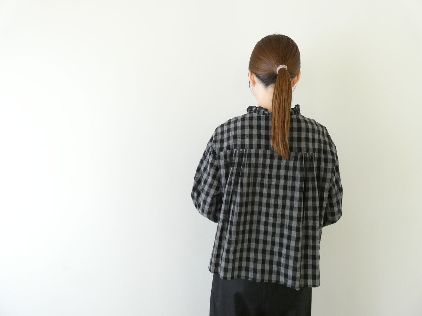 ina(イナ) 綿麻先染ギンガムチェック衿紐付きくるみ釦ブラウスの商品画像5