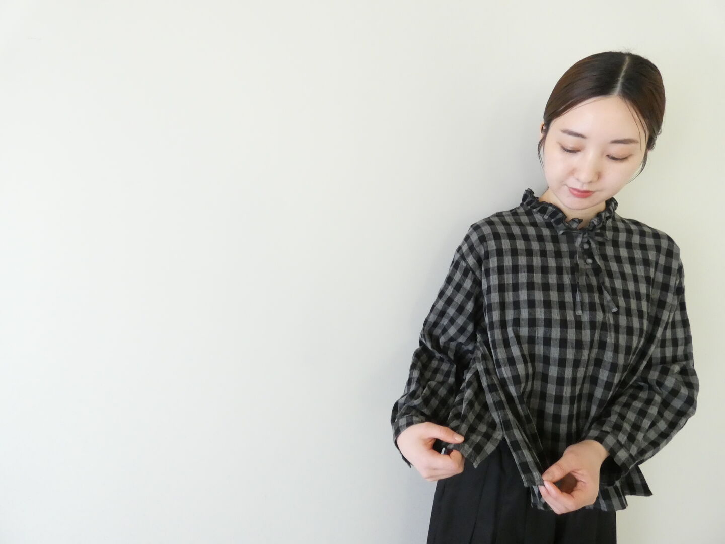 ina(イナ) 綿麻先染ギンガムチェック衿紐付きくるみ釦ブラウスの商品画像6
