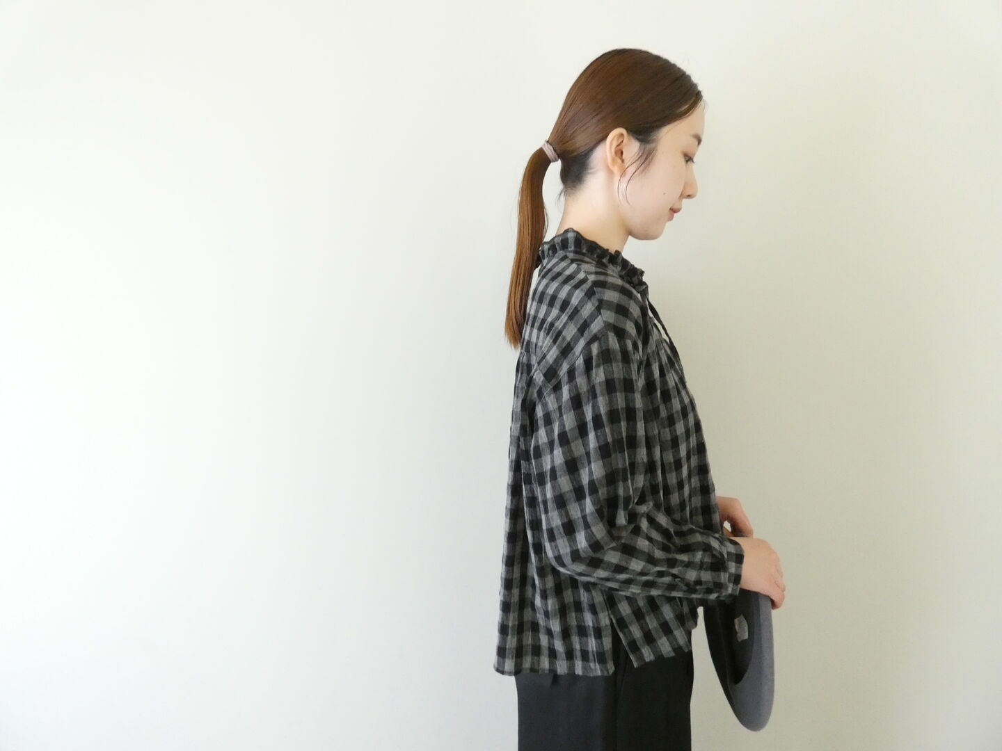 ina(イナ) 綿麻先染ギンガムチェック衿紐付きくるみ釦ブラウスの商品画像7