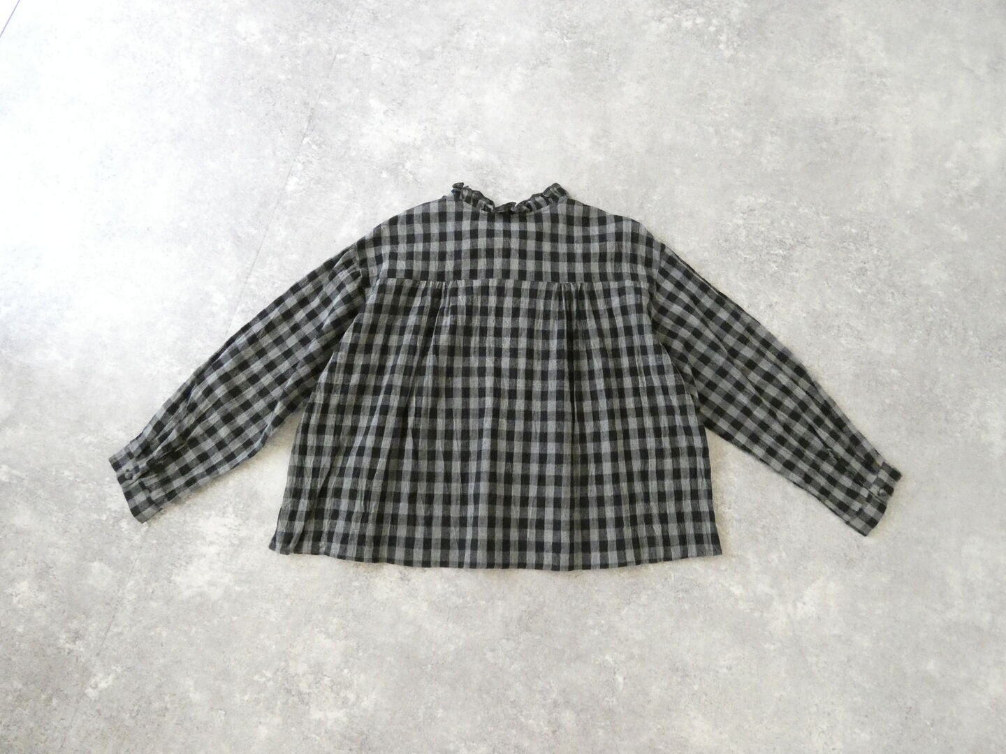ina(イナ) 綿麻先染ギンガムチェック衿紐付きくるみ釦ブラウスの商品画像8