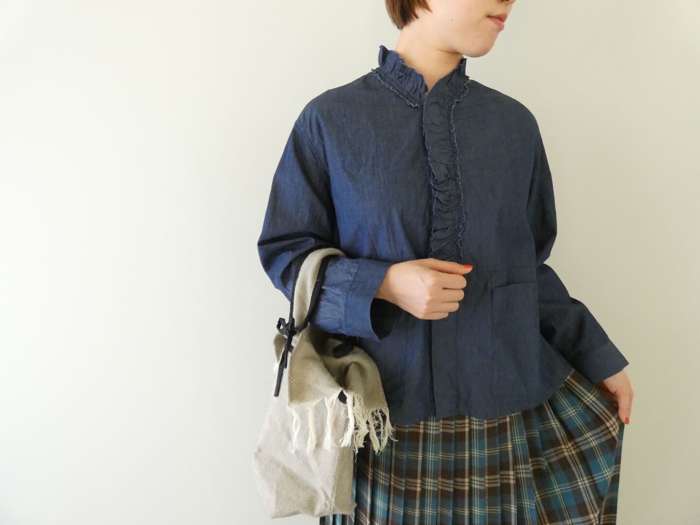 PARADIS(パラディ) ダンガリーピケフリル衿ブラウスの商品画像1