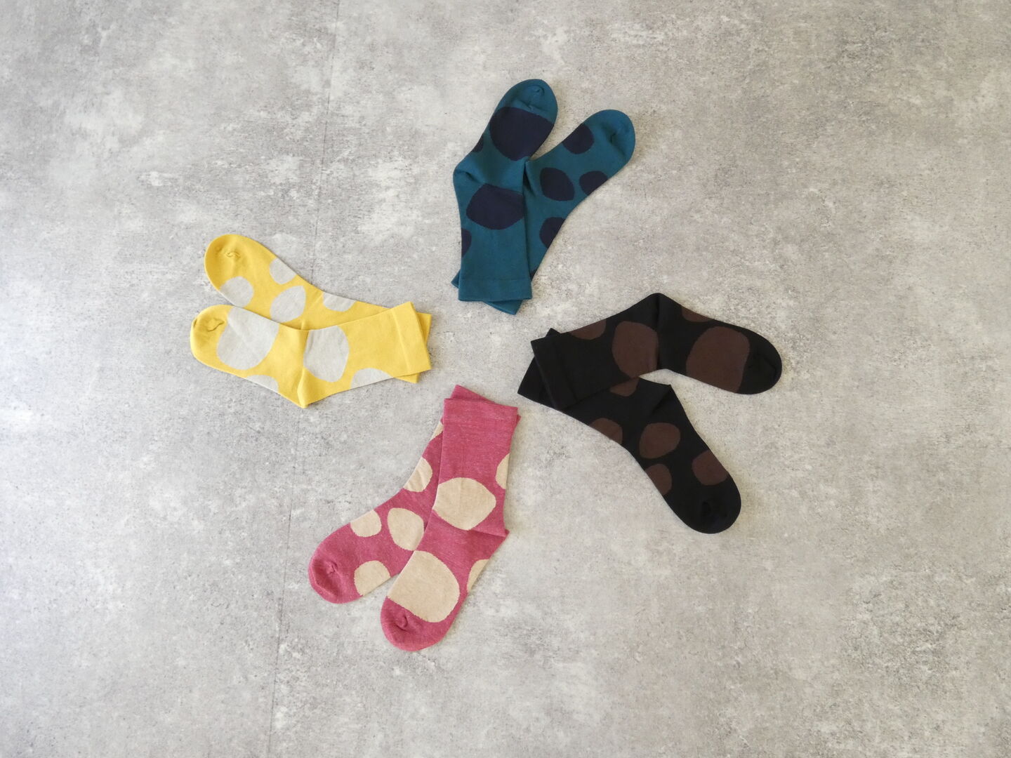 yahae(ヤハエ) Organic Cotton Rubber Free Natural Dot Socksの商品画像1