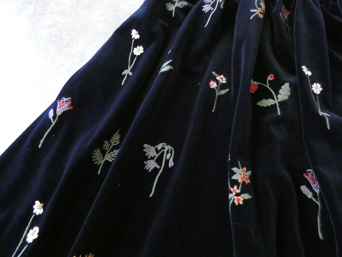 l’atelier du savon(アトリエドゥサボン) 秋の草花ベロア刺繍スカートの商品画像23