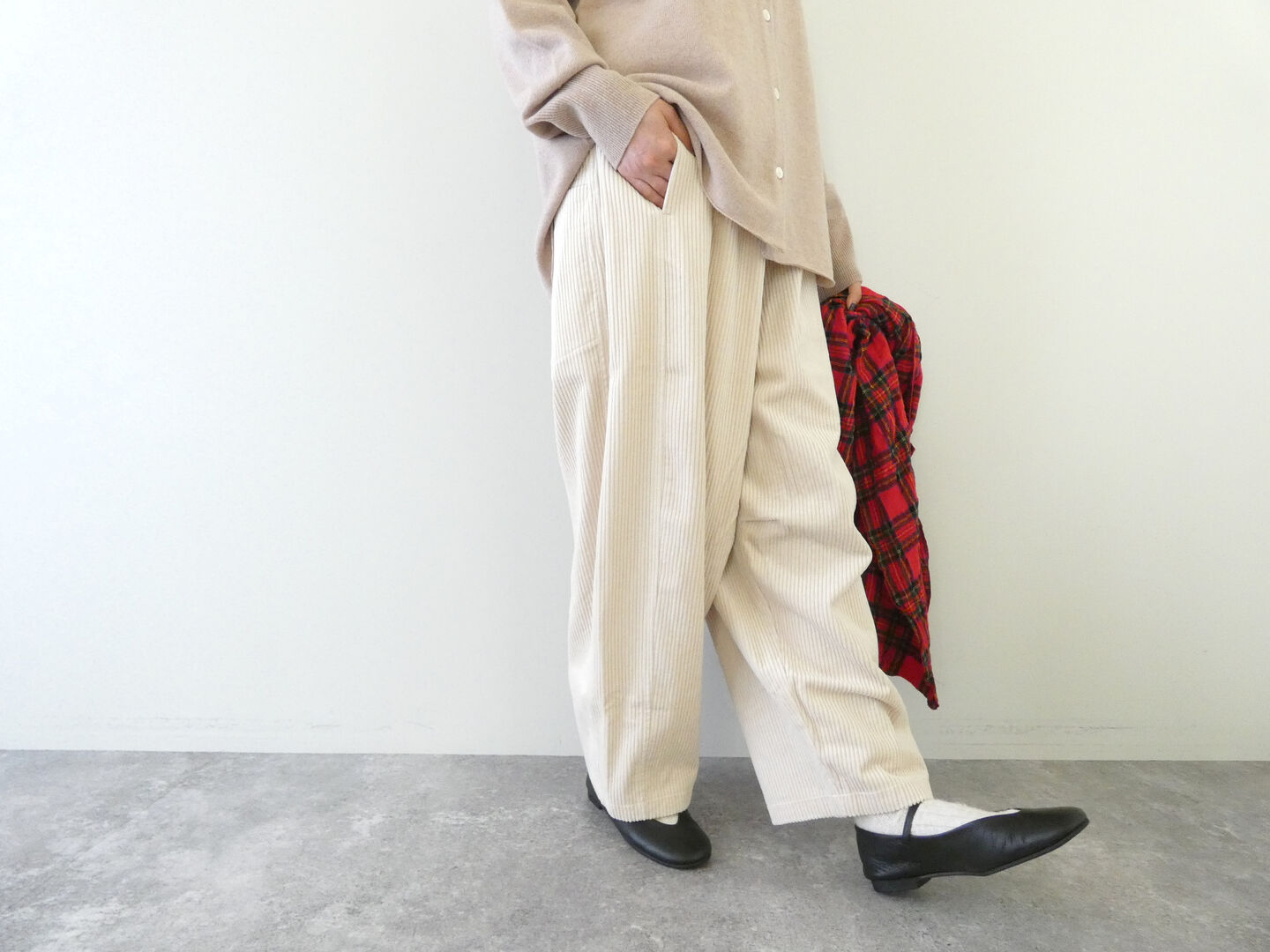 LAITERIE(レイトリー) コーデュロイトロアパンツの商品画像1