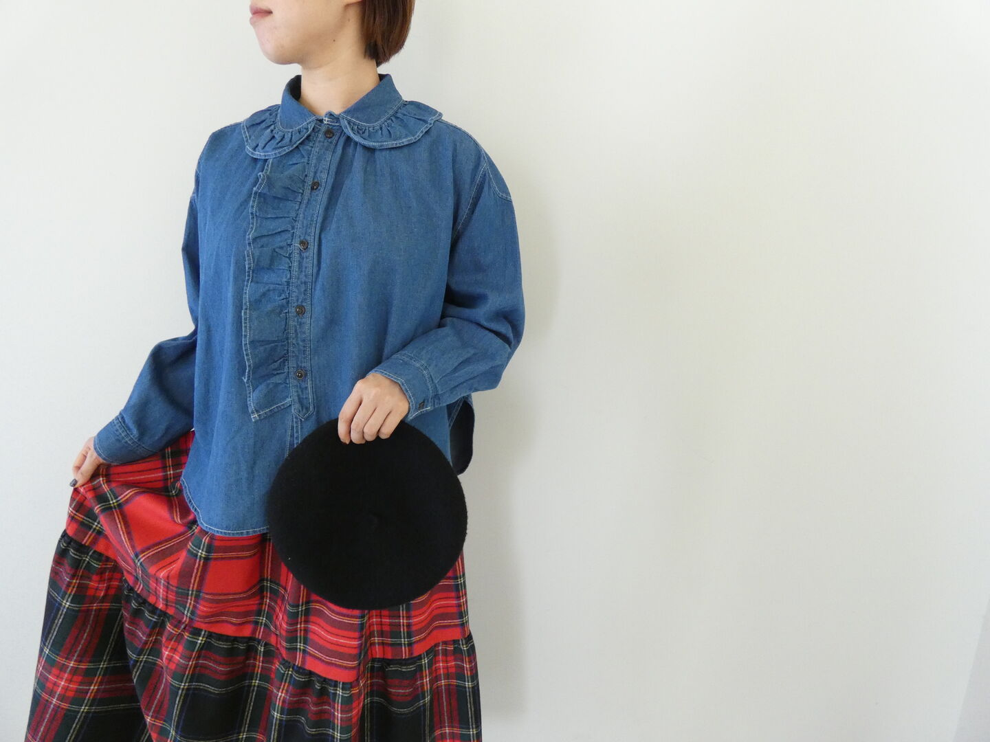 ESTROISLOSE(エストゥロワルーズ) 6oz綿麻デニム衿フリルブラウスの商品画像1