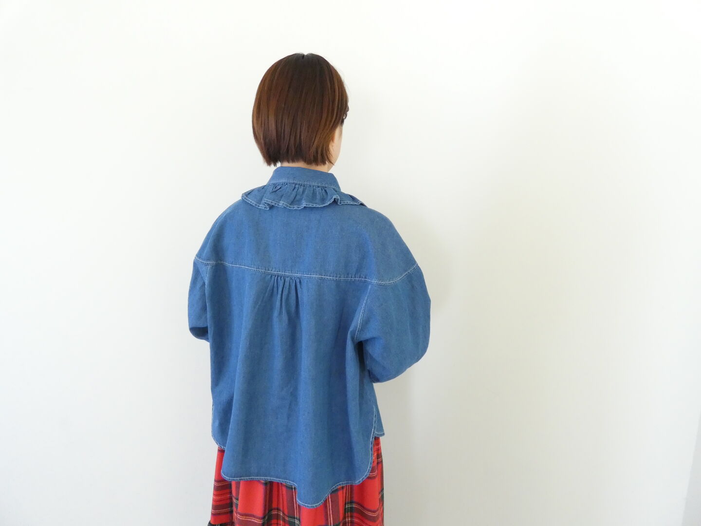 ESTROISLOSE(エストゥロワルーズ) 6oz綿麻デニム衿フリルブラウスの商品画像9