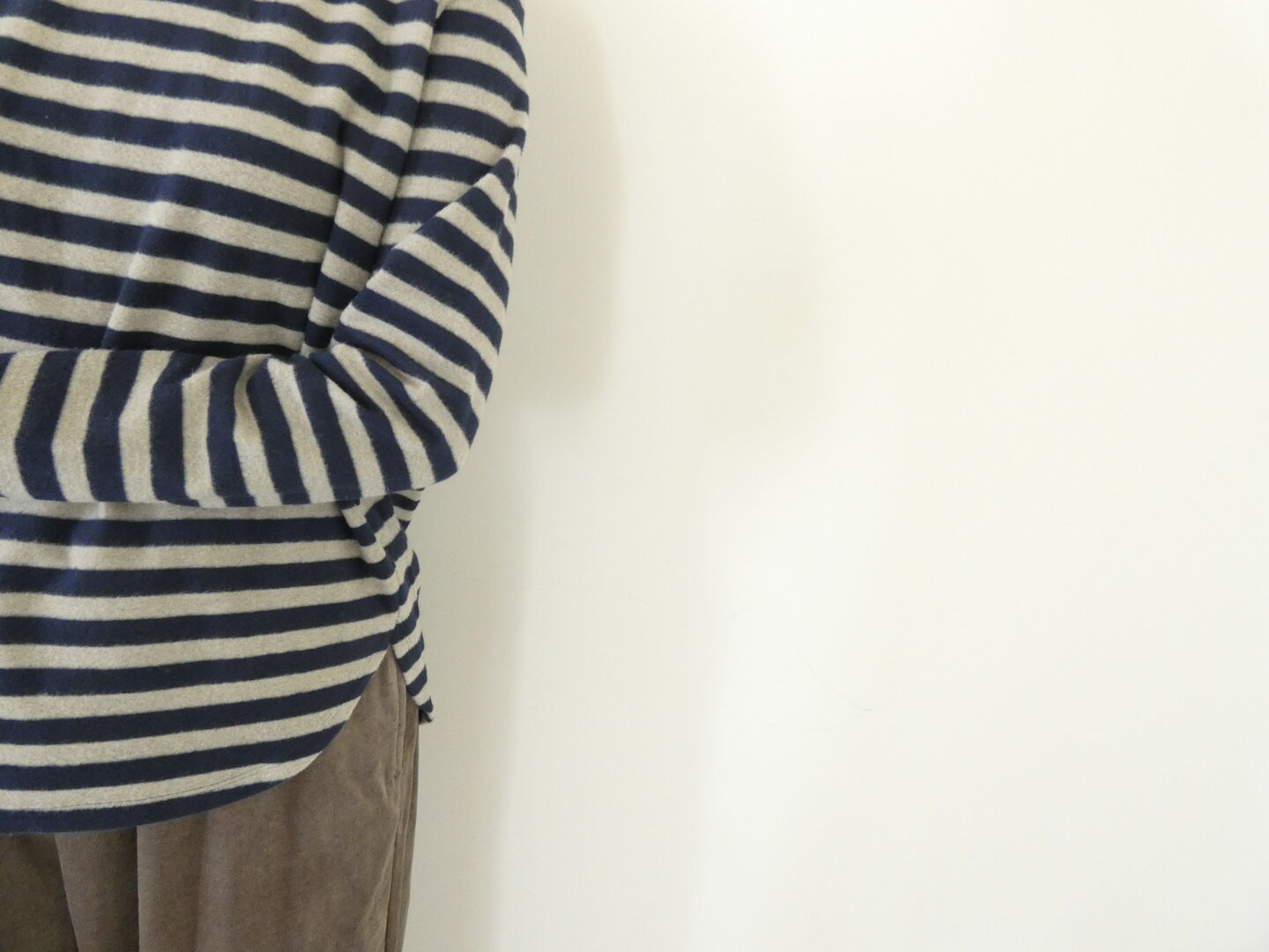 mao made(マオメイド) ニットのともだち　いつもの裾ラウンドヘムTEEの商品画像8