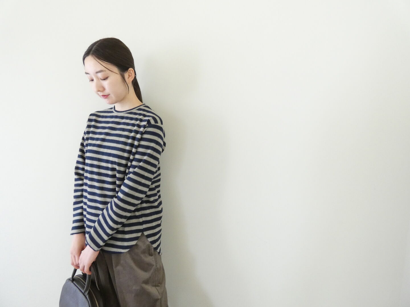 mao made(マオメイド) ニットのともだち　いつもの裾ラウンドヘムTEEの商品画像9