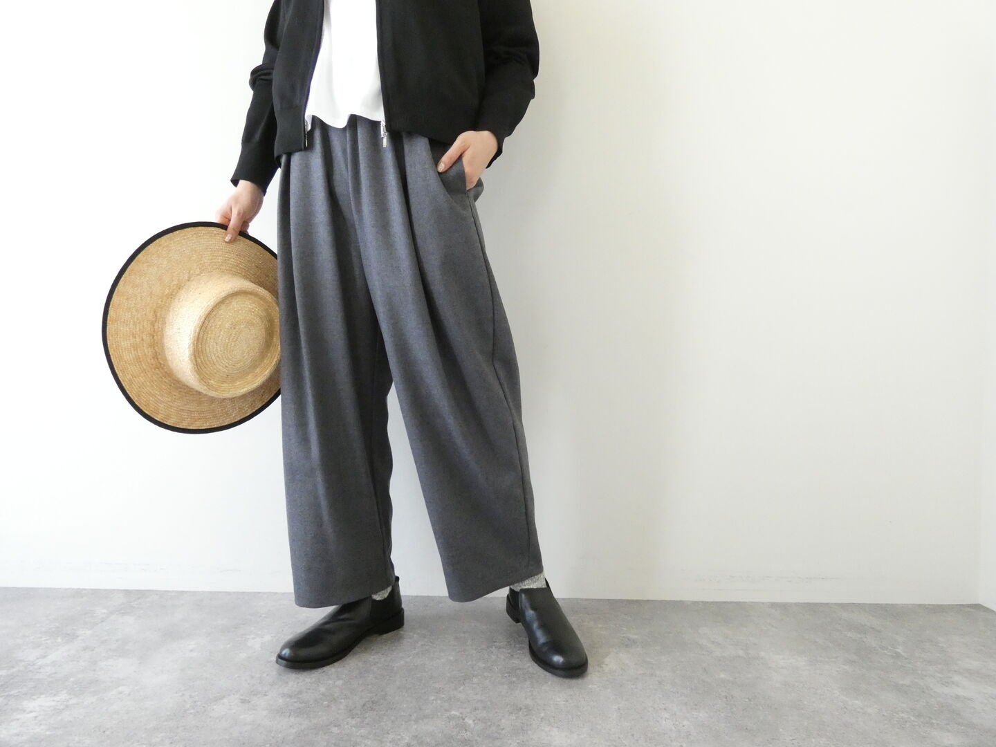 yuni(ユニ イズ ライク ア フラワー トゥー ミー) ウォッシャブルウールゴムタックパンツの商品画像1