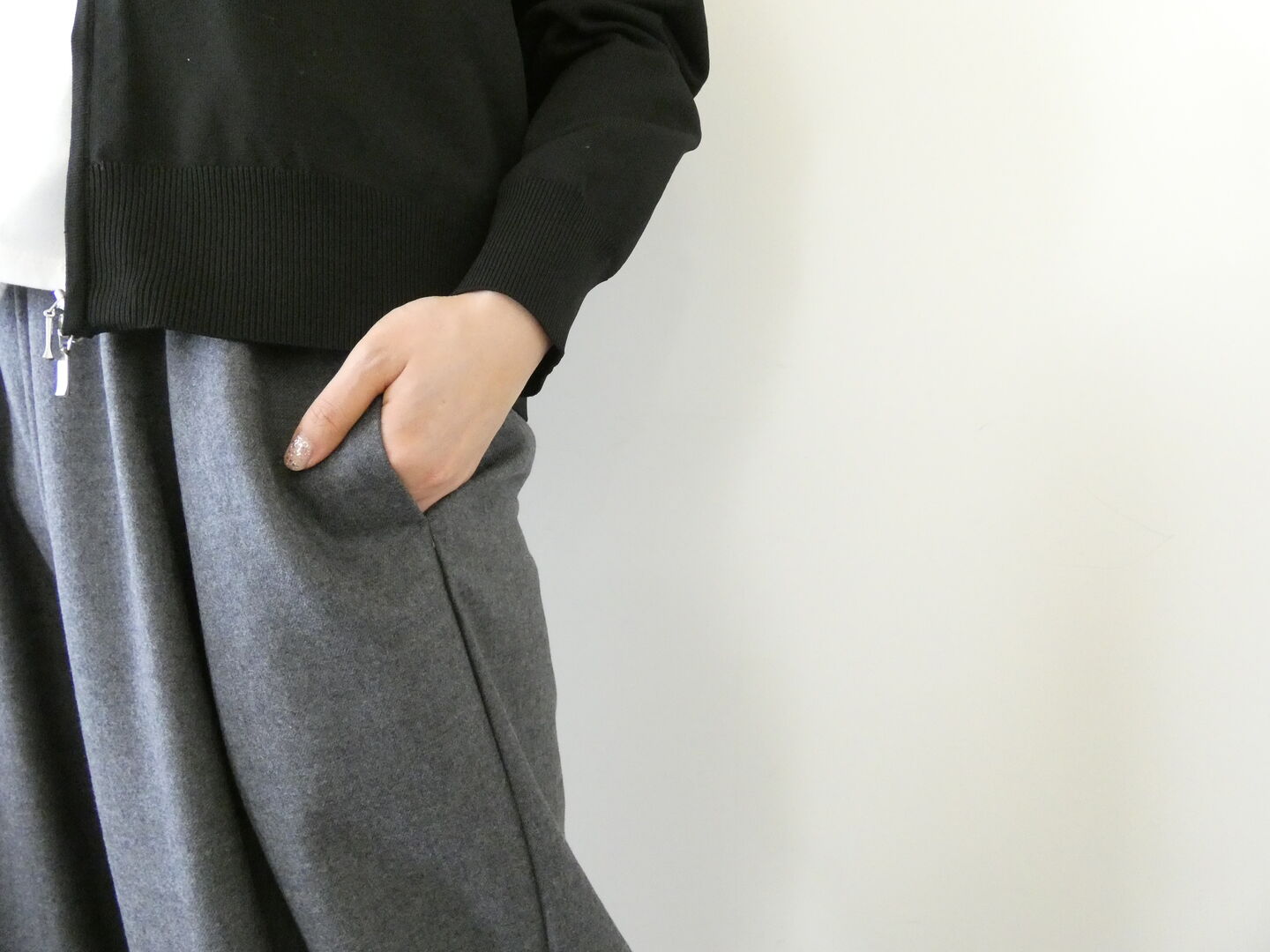 yuni(ユニ イズ ライク ア フラワー トゥー ミー) ウォッシャブルウールゴムタックパンツの商品画像3