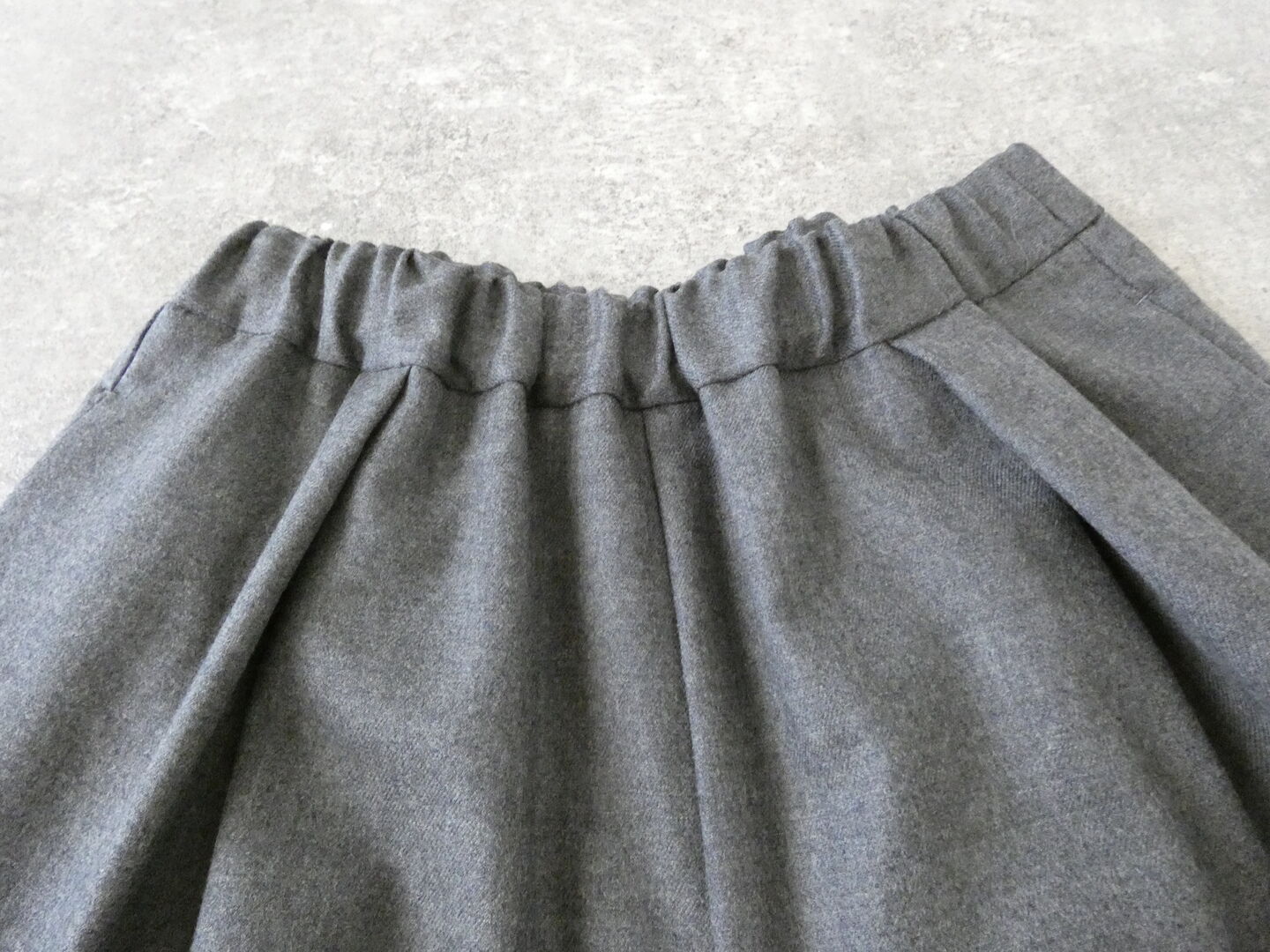 yuni(ユニ イズ ライク ア フラワー トゥー ミー) ウォッシャブルウールゴムタックパンツの商品画像45
