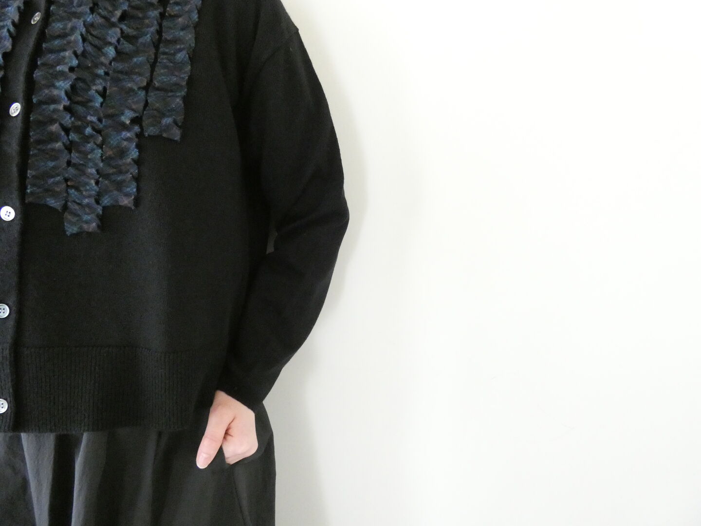 mao made(マオメイド) ふりふりフリルクルーネックカーディガンの商品画像4