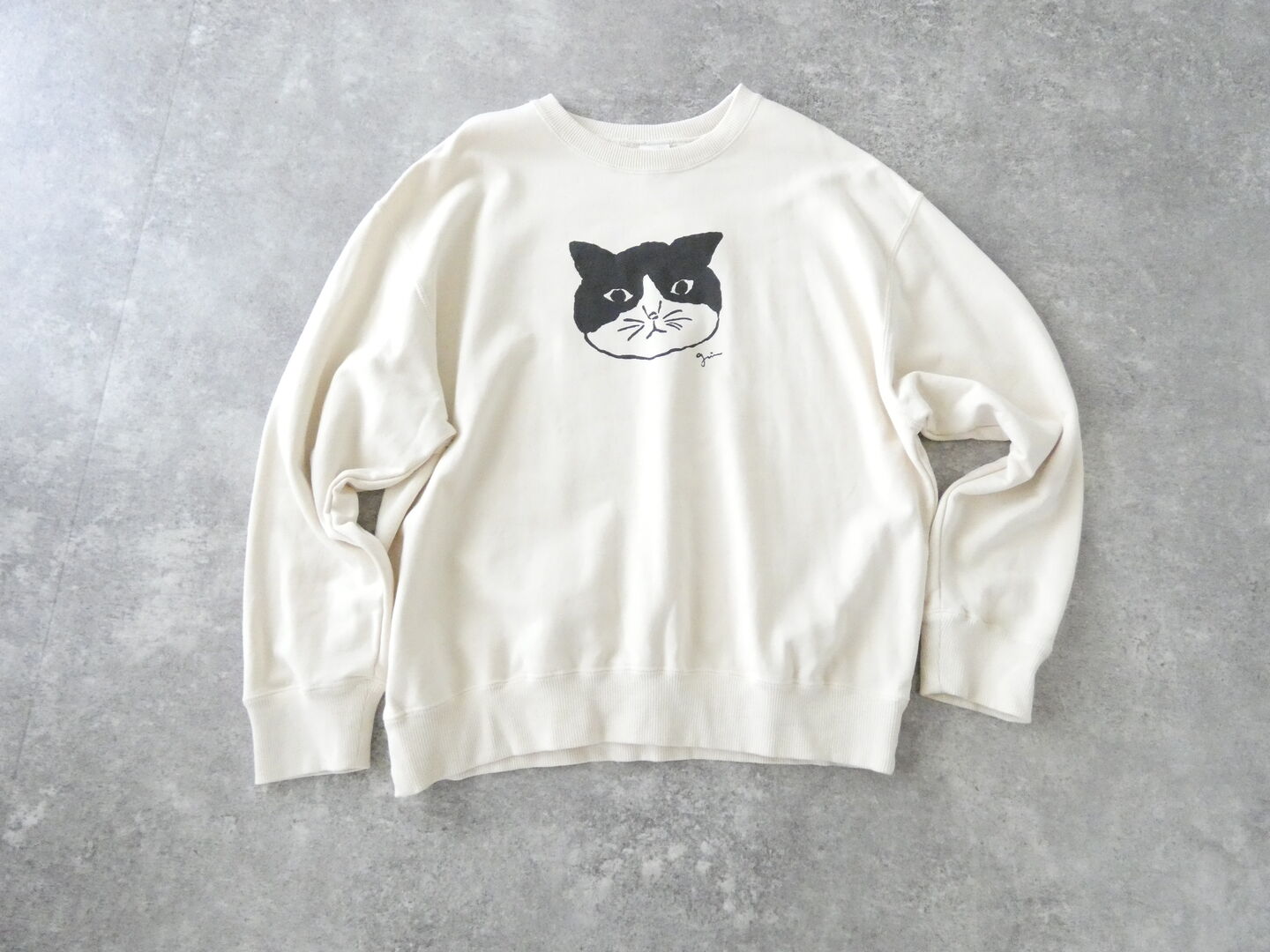 grin(グリン) 別注 コーマ裏毛モノトーンねこプリントプルオーバーの商品画像2