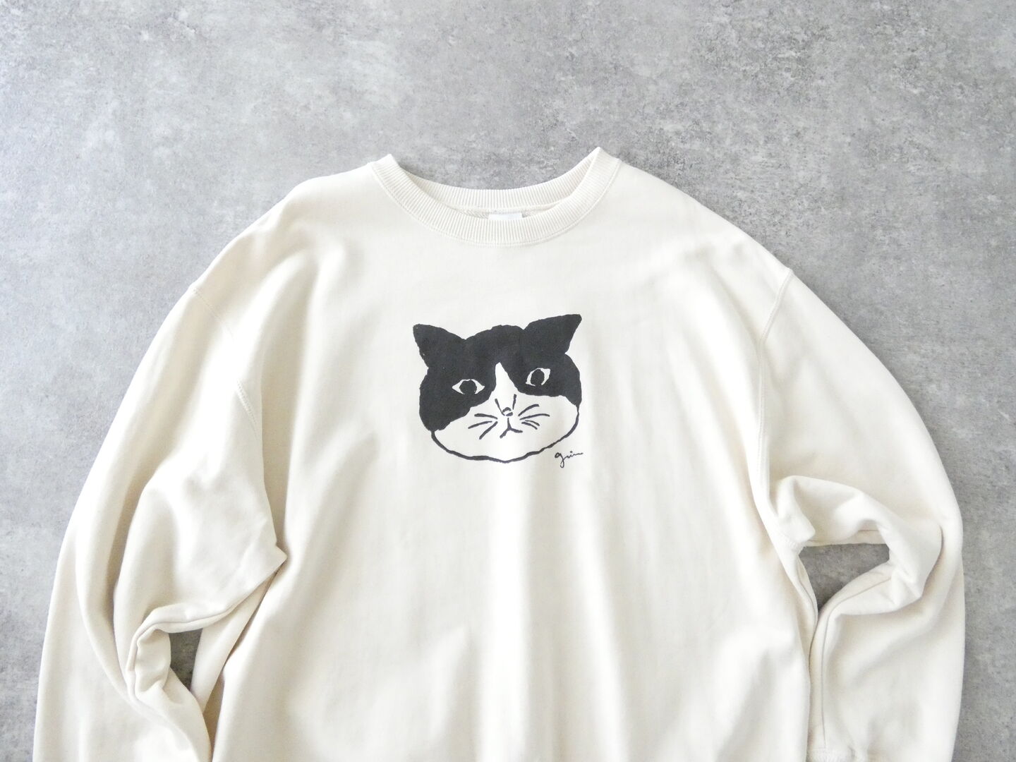 grin(グリン) 別注 コーマ裏毛モノトーンねこプリントプルオーバーの商品画像21