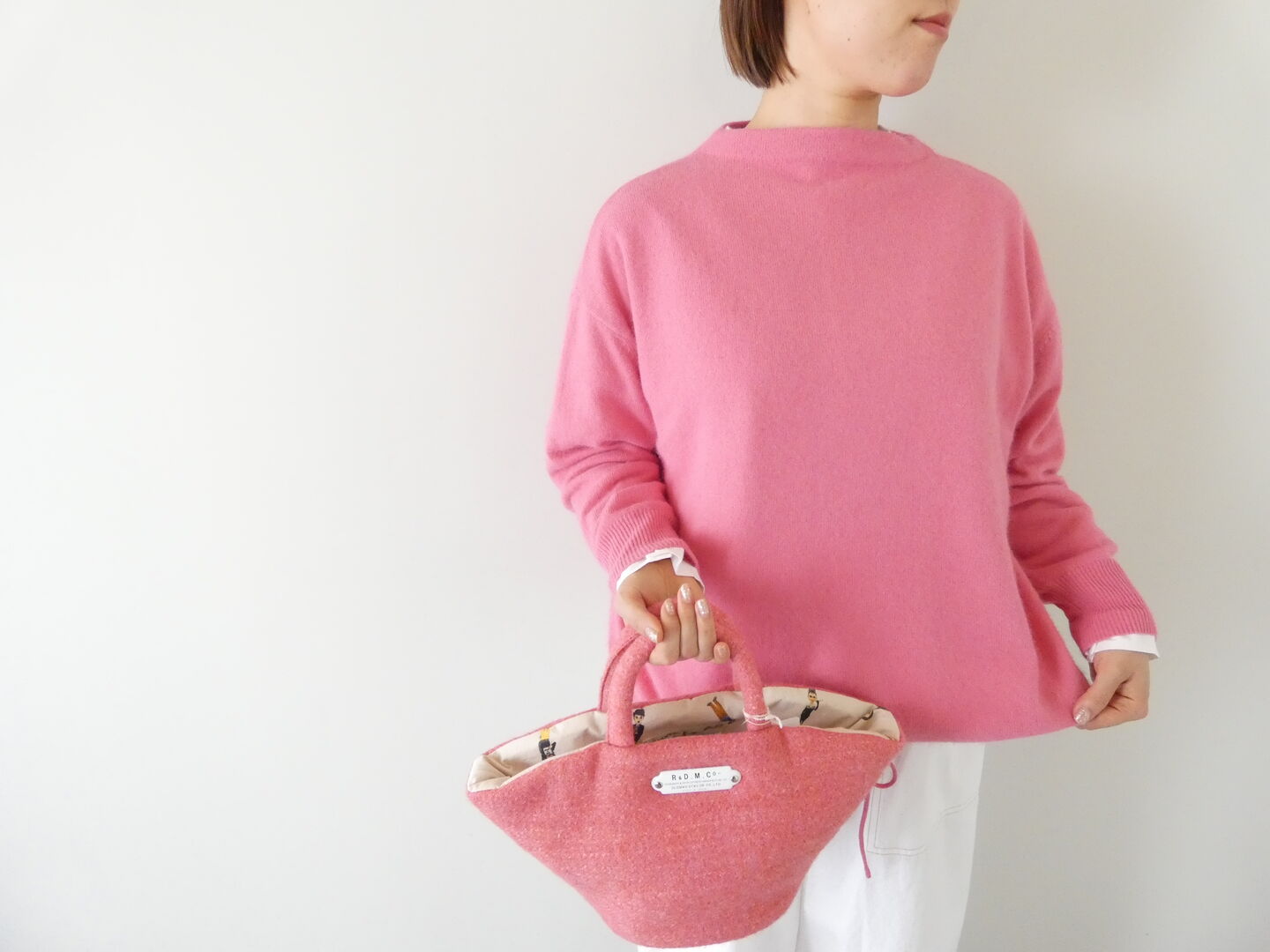 mao made(マオメイド) モックネック裾ドロストプルオーバーの商品画像1