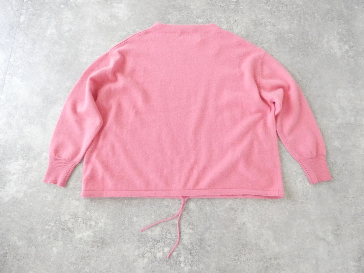 mao made(マオメイド) モックネック裾ドロストプルオーバーの商品画像11