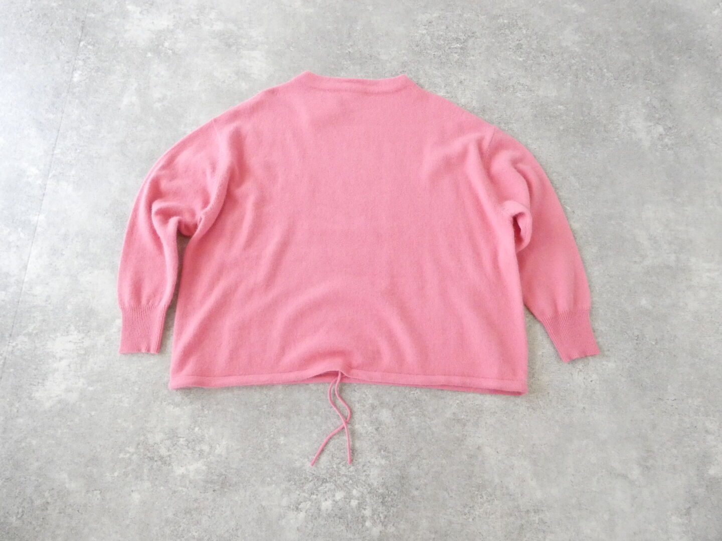 mao made(マオメイド) モックネック裾ドロストプルオーバーの商品画像2
